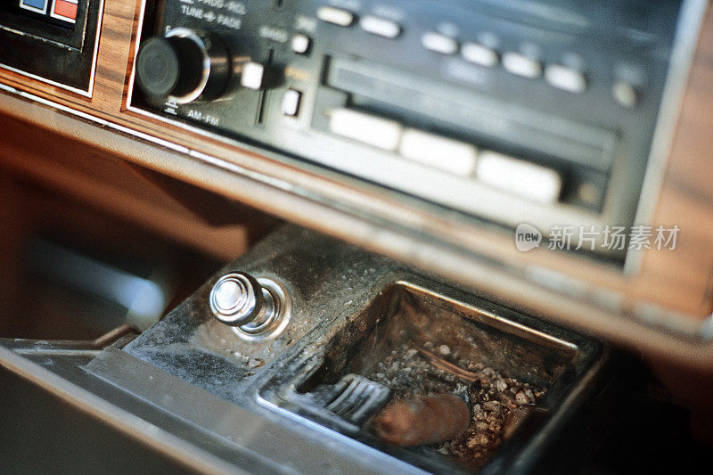 汽车烟灰缸特写- 1980年的木板内饰